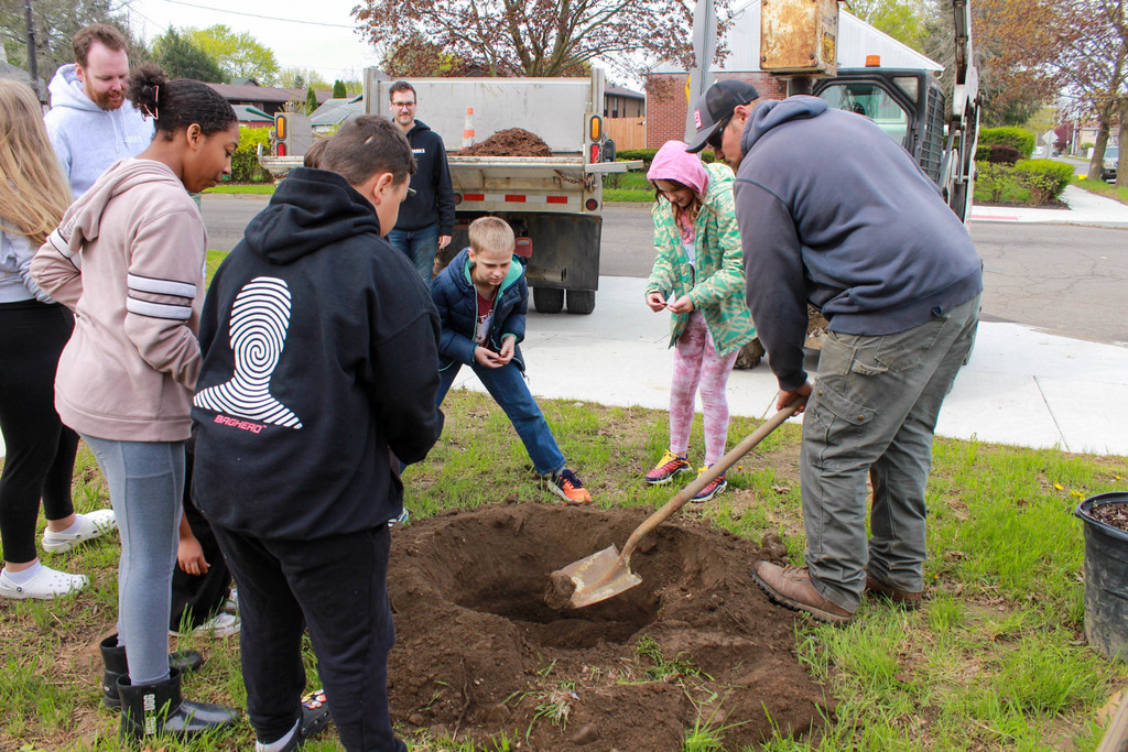 MacArthur students planting a tree at Webster Street Park