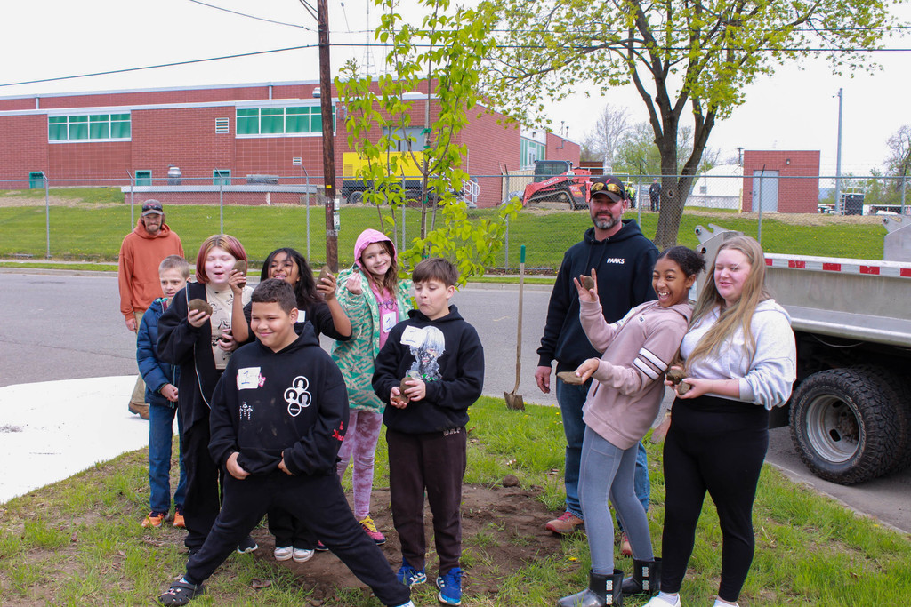 MacArthur students planting a tree at Webster Street Park